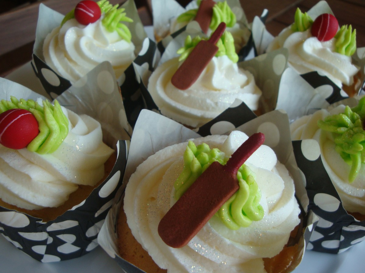 Cricket Bat & Ball Cupcakes