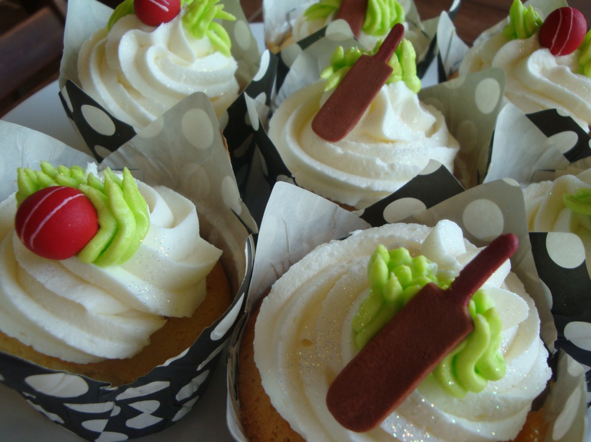 Cricket Bat & Ball Cupcakes