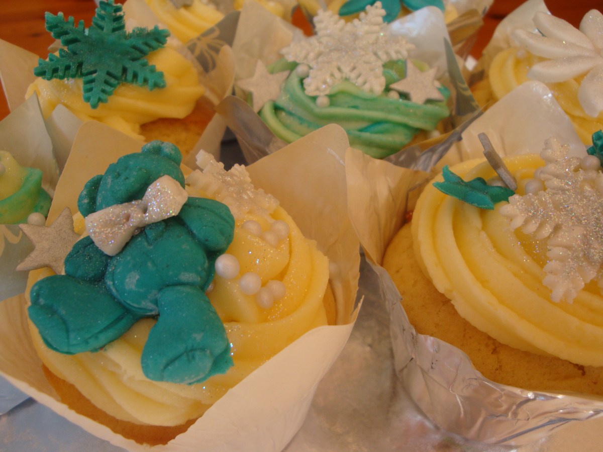 White & Turquoise Christmas Cupcakes