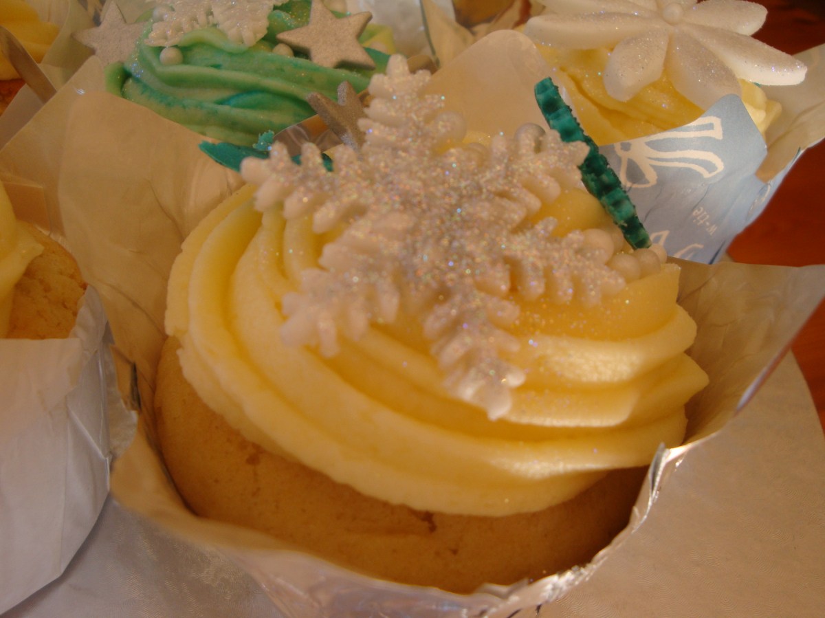 White & Turquoise Christmas Cupcakes