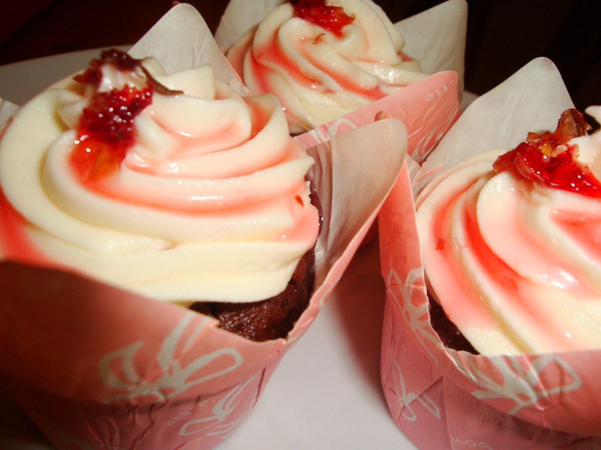 Rose Petal Syrup Cupcakes)