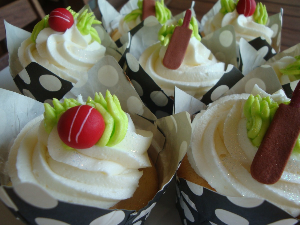Cricket Bat & Ball Cupcakes