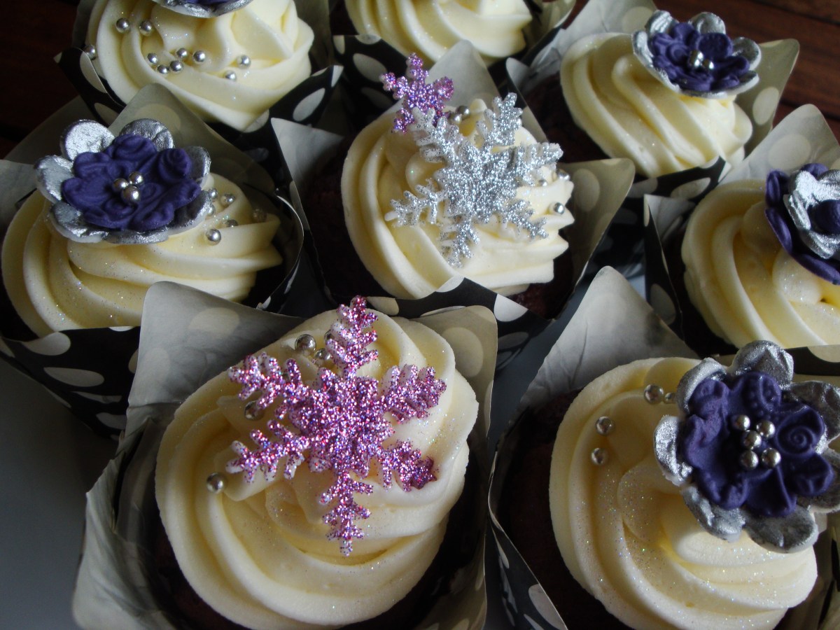 Christmas - Purple & Silver Cupcakes