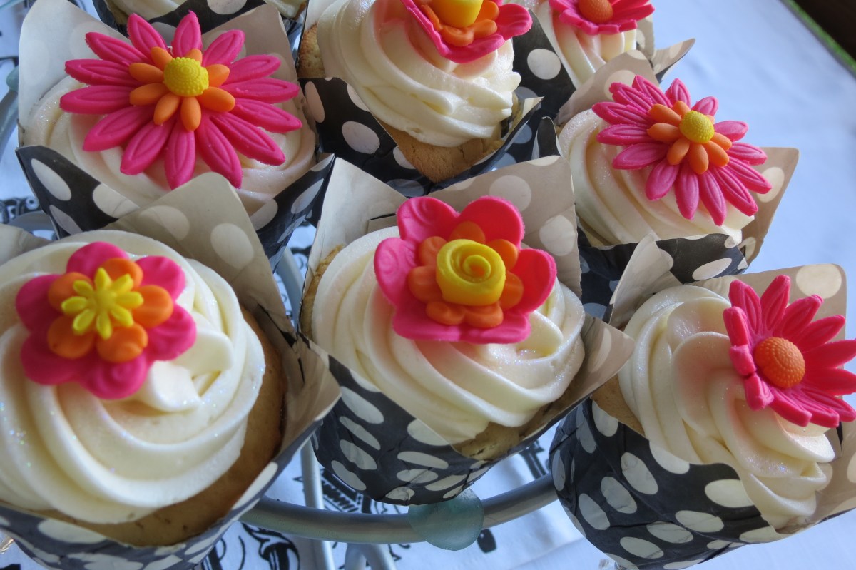 Cerise Pink Daisy Wedding Cupcakes