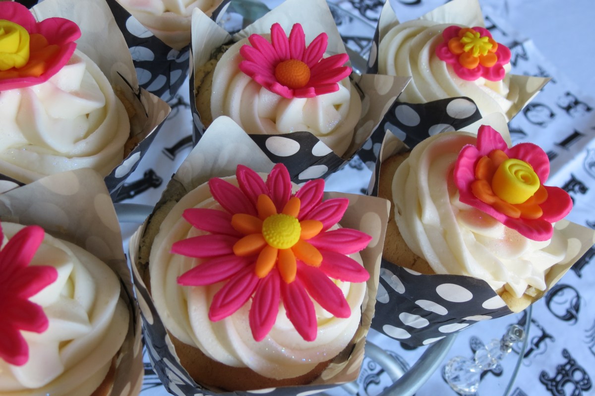Cerise Pink Daisy Wedding Cupcakes