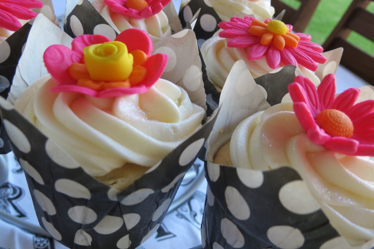 Cerise Pink Daisy Wedding Cupcakes