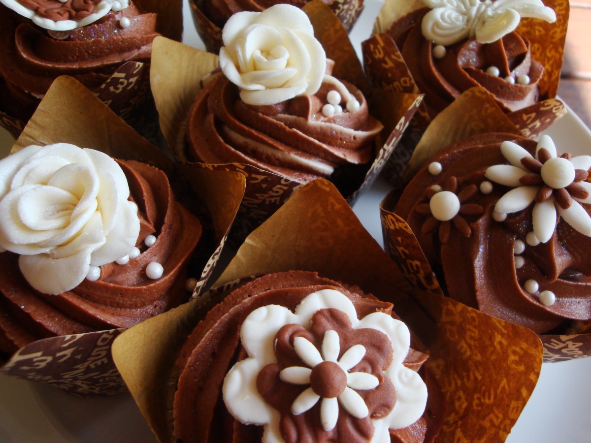Cream & Chocolate Brown Wedding Cupcakes