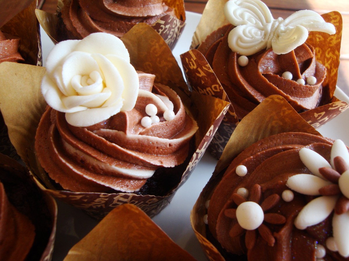 Cream & Chocolate Brown Wedding Cupcakes