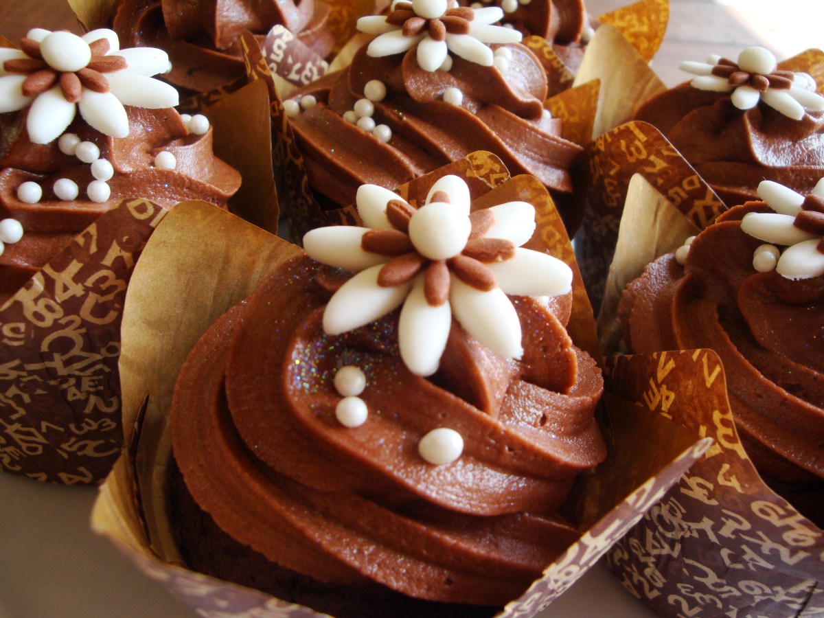 Cream & Chocolate Brown Wedding Cupcakes