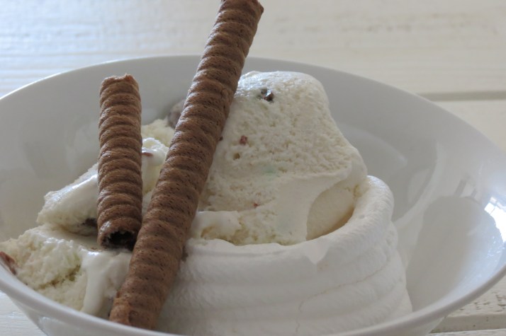 Ice-cream, meringue cupcakes Ice-cream, meringue cupcakes